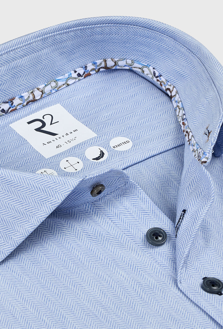 Jasnoniebieska koszula męska o strukturze jodełki