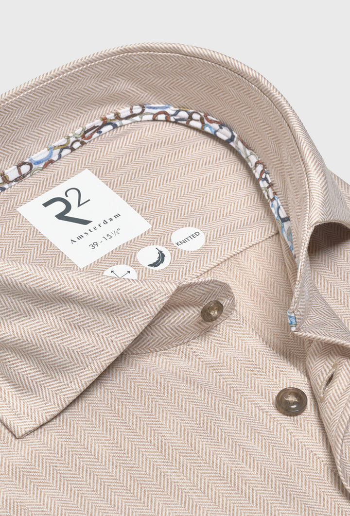 Beżowa koszula męska w jodełkę z delikatnym wzorem