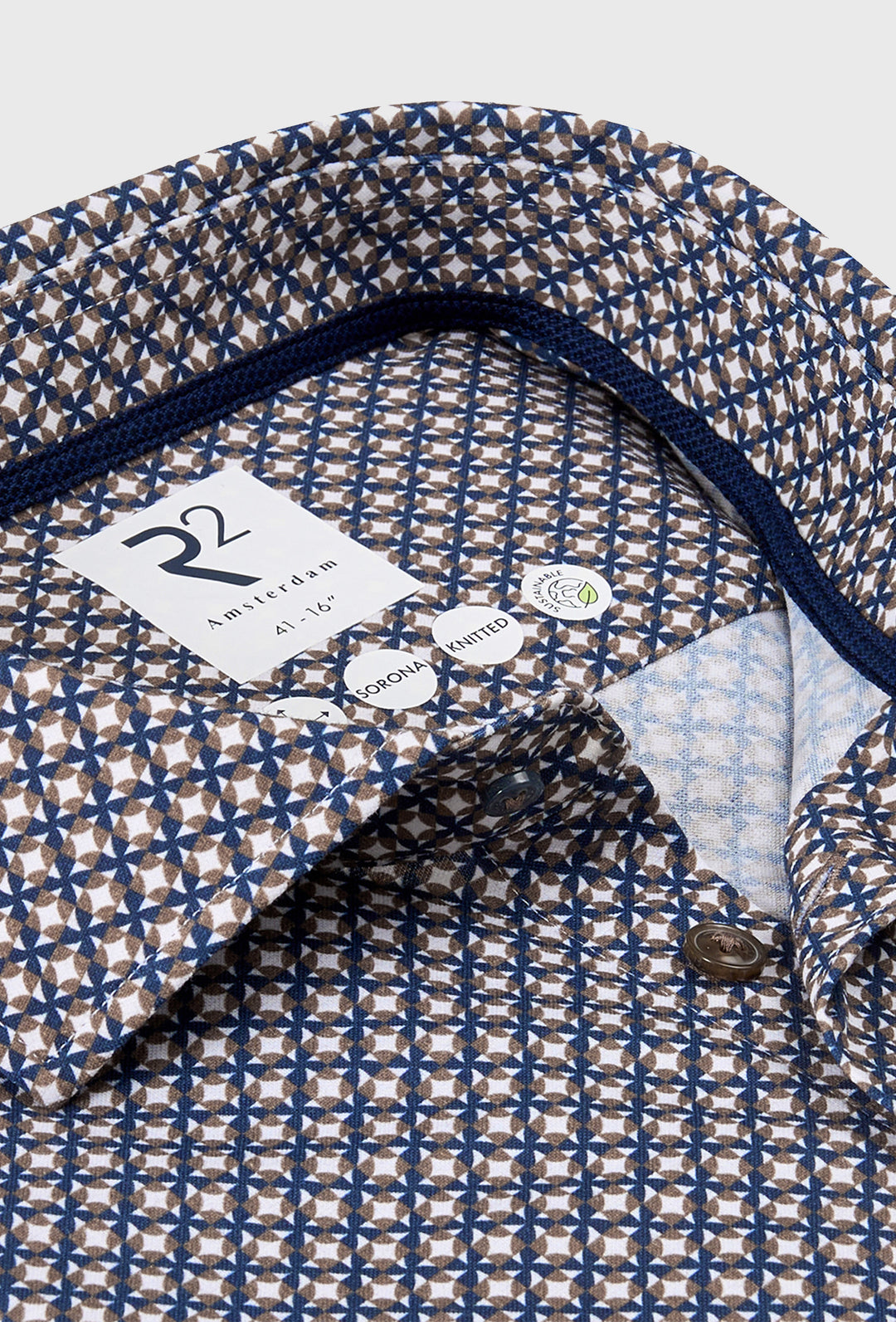 Koszula męska we wzór geometryczny w odcieniach granatu i beżu