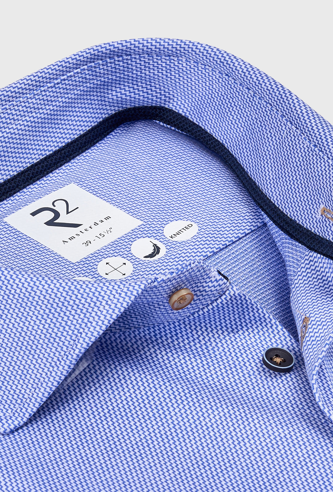 Niebieska koszula męska o subtelnym splocie dzianinowym