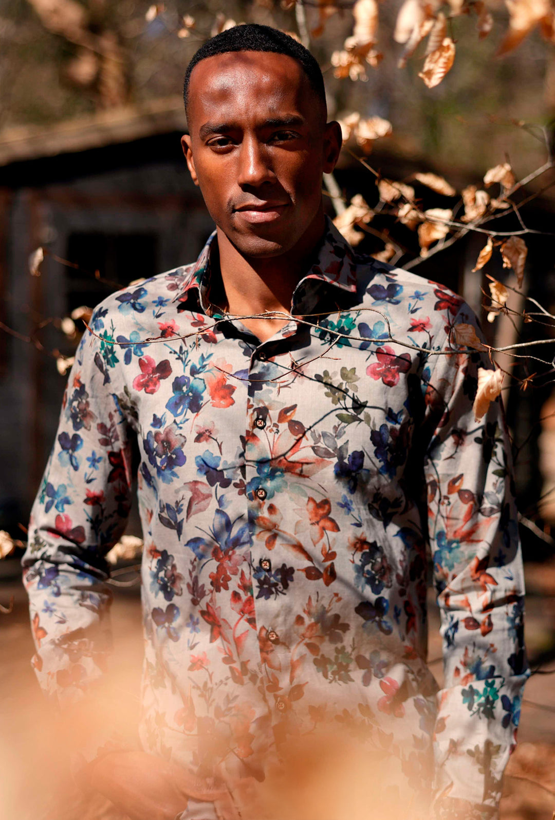 Szara koszula męska w kwiatowy wzór w odcieniach jesieni