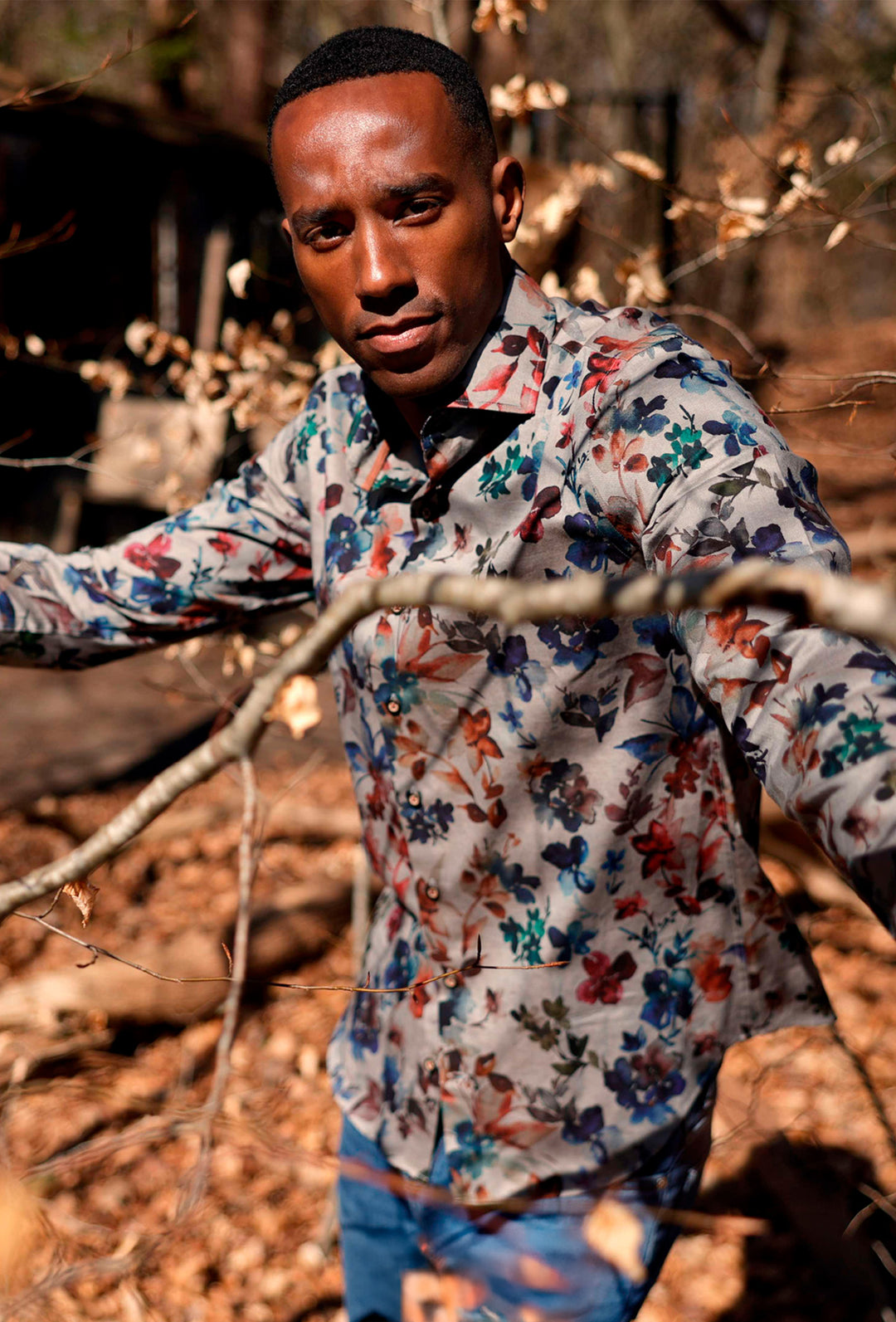 Szara koszula męska w kwiatowy wzór w odcieniach jesieni