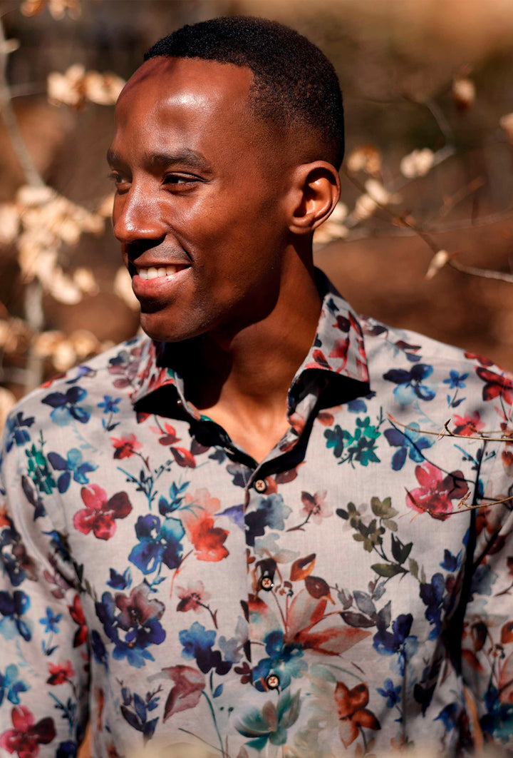 Szara koszula męska w kwiatowy wzór w odcieniach jesieni