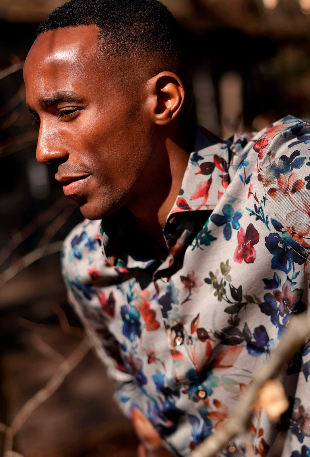 Szara koszula męska w kwiatowy wzór w odcieniach jesieni