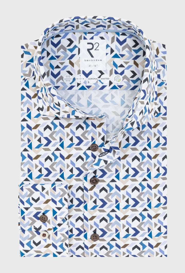 Biała koszula z dynamicznym geometrycznym wzorem