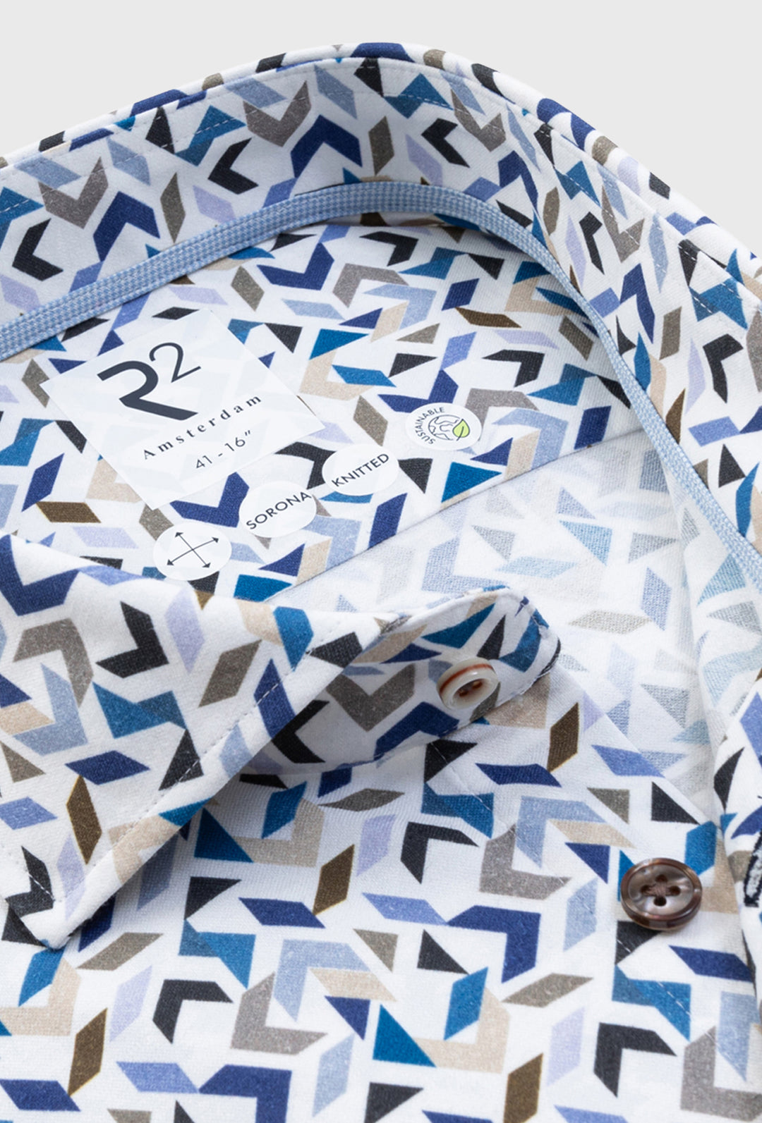 Biała koszula z dynamicznym geometrycznym wzorem