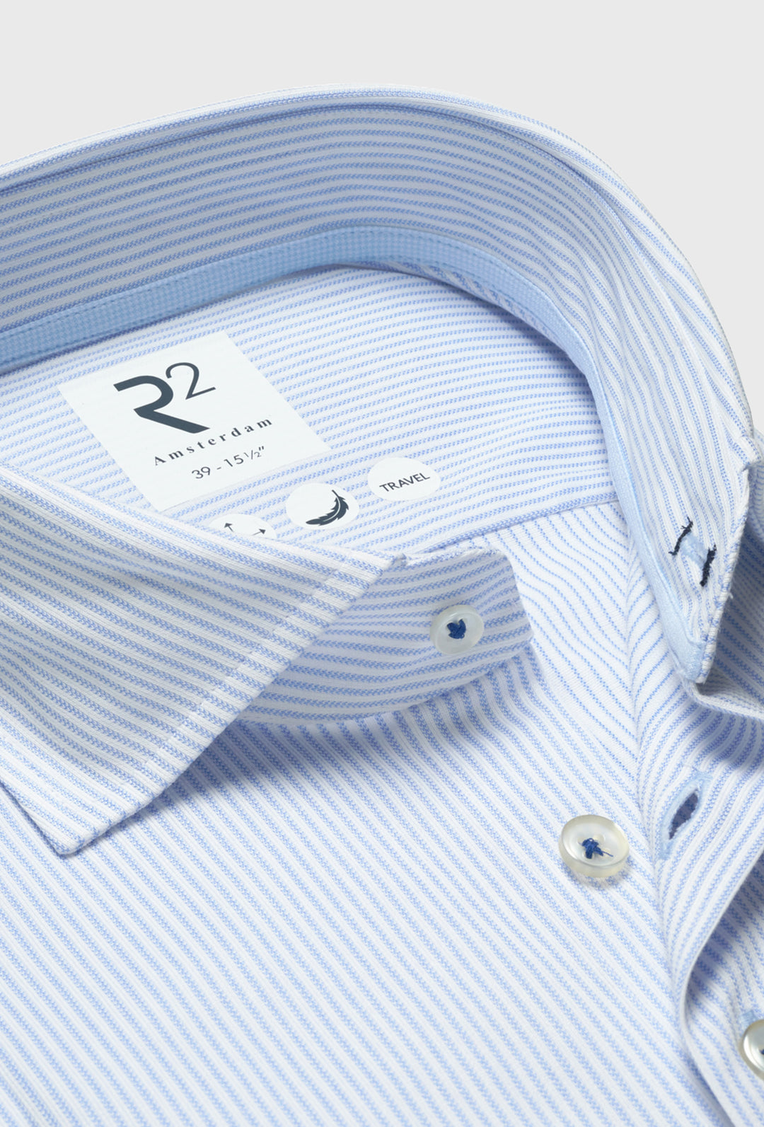 Biało-niebieska koszula męska w cienkie pionowe paski