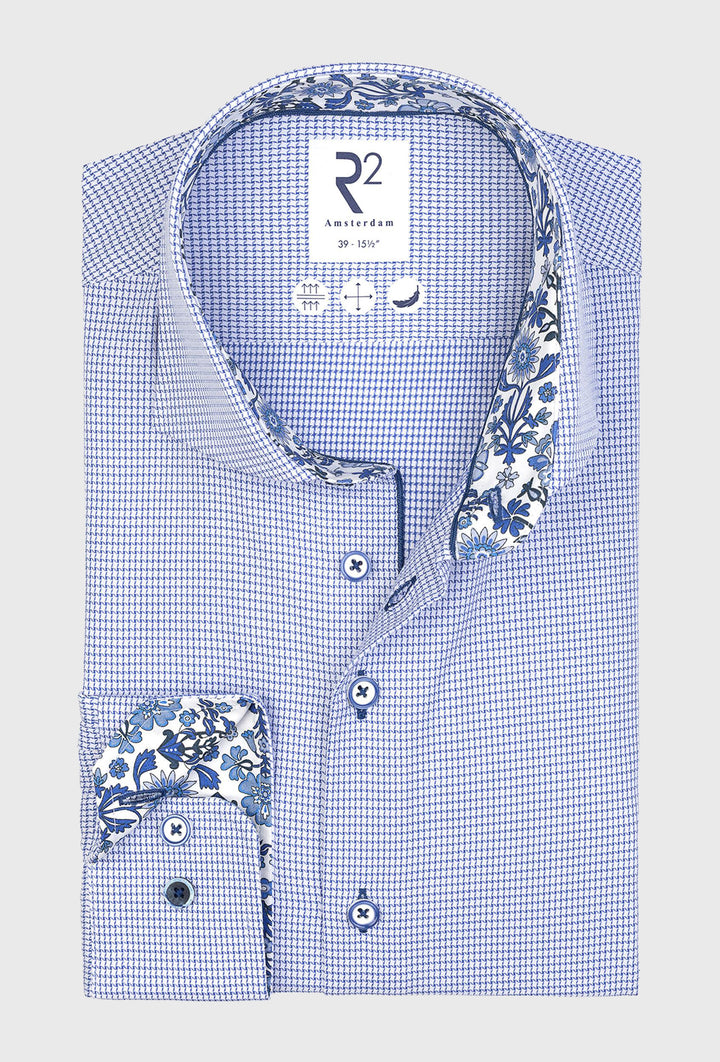 Niebieska koszula męska z kwiatowym wykończeniem stójki