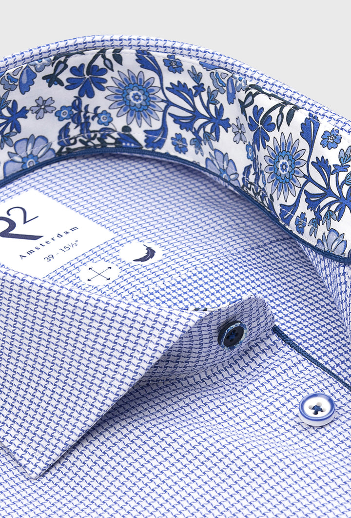 Niebieska koszula męska z kwiatowym wykończeniem stójki