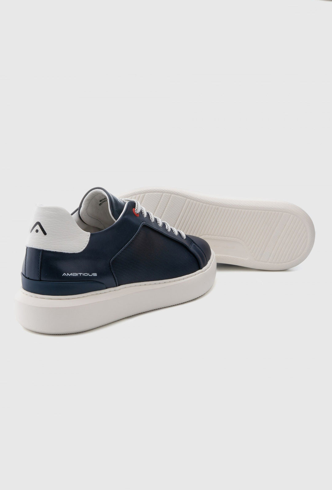 Granatowe skórzane sneakersy męskie z kontrastową białą podeszwą