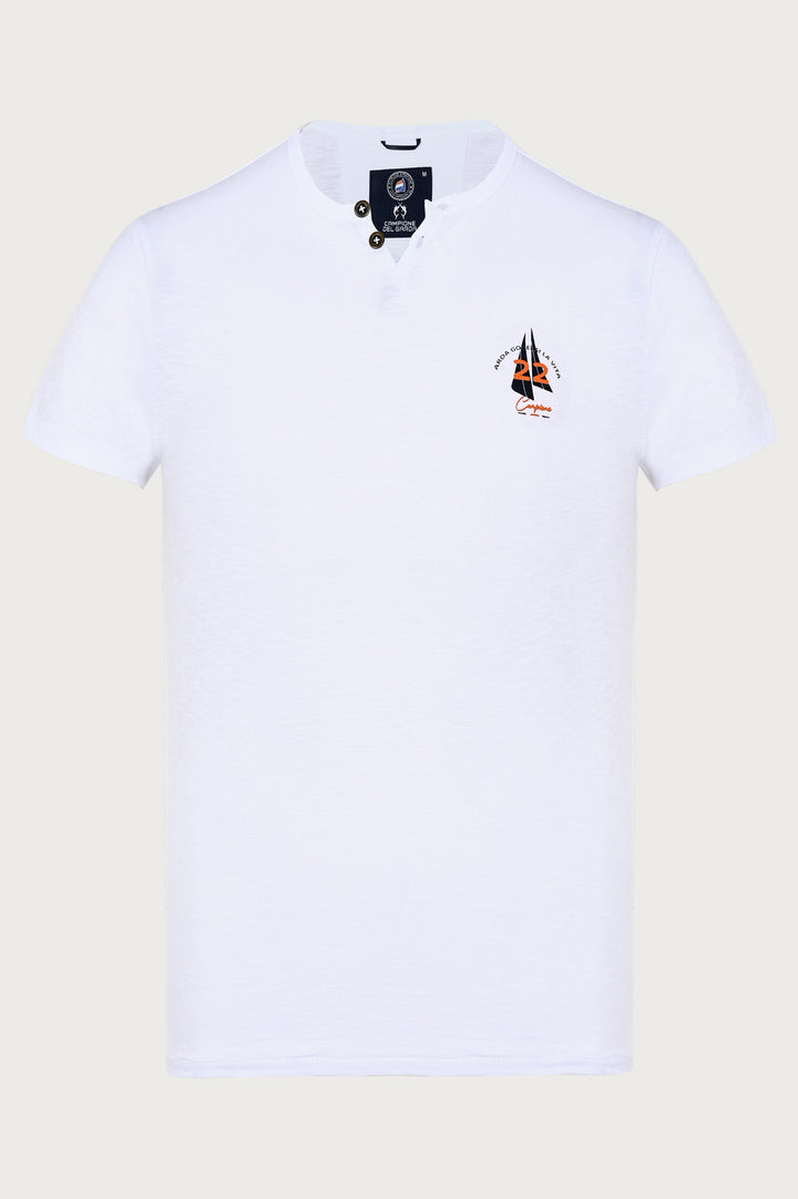 T-shirt z krótkim rękawem, nadrukiem na piersi oraz zdobnymi guziczkami na kołnierzyku