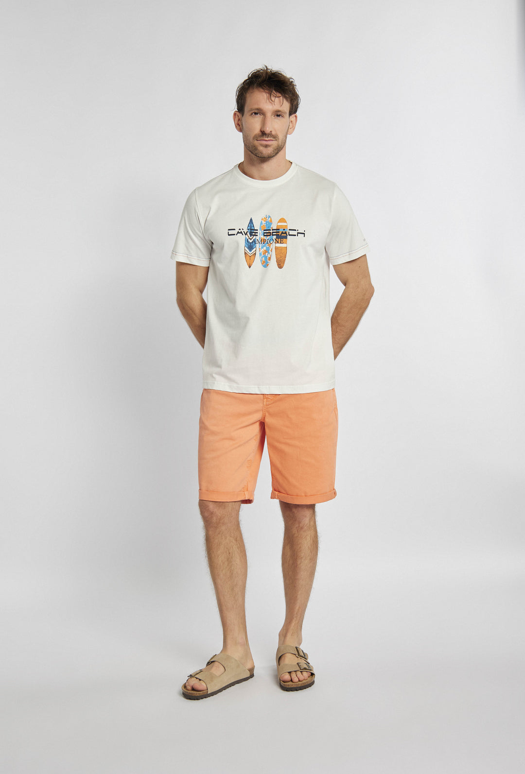 T-shirt w kolorze ecru z surferskim nadrukiem