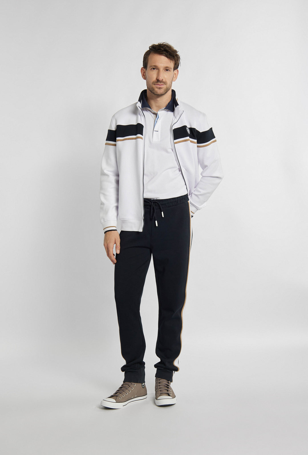 Stylowy dres z modnymi lampasami