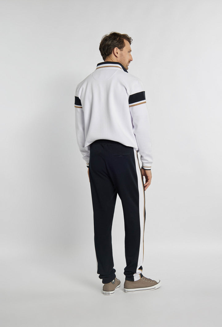 Stylowy dres z modnymi lampasami