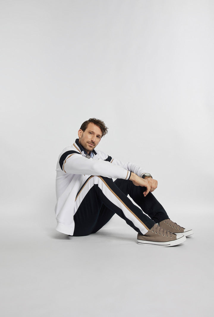 Stylowy dres z modnymi lampasami
