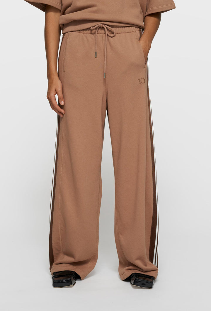Spodnie dresowe wide leg w brązowym kolorze z lampasami