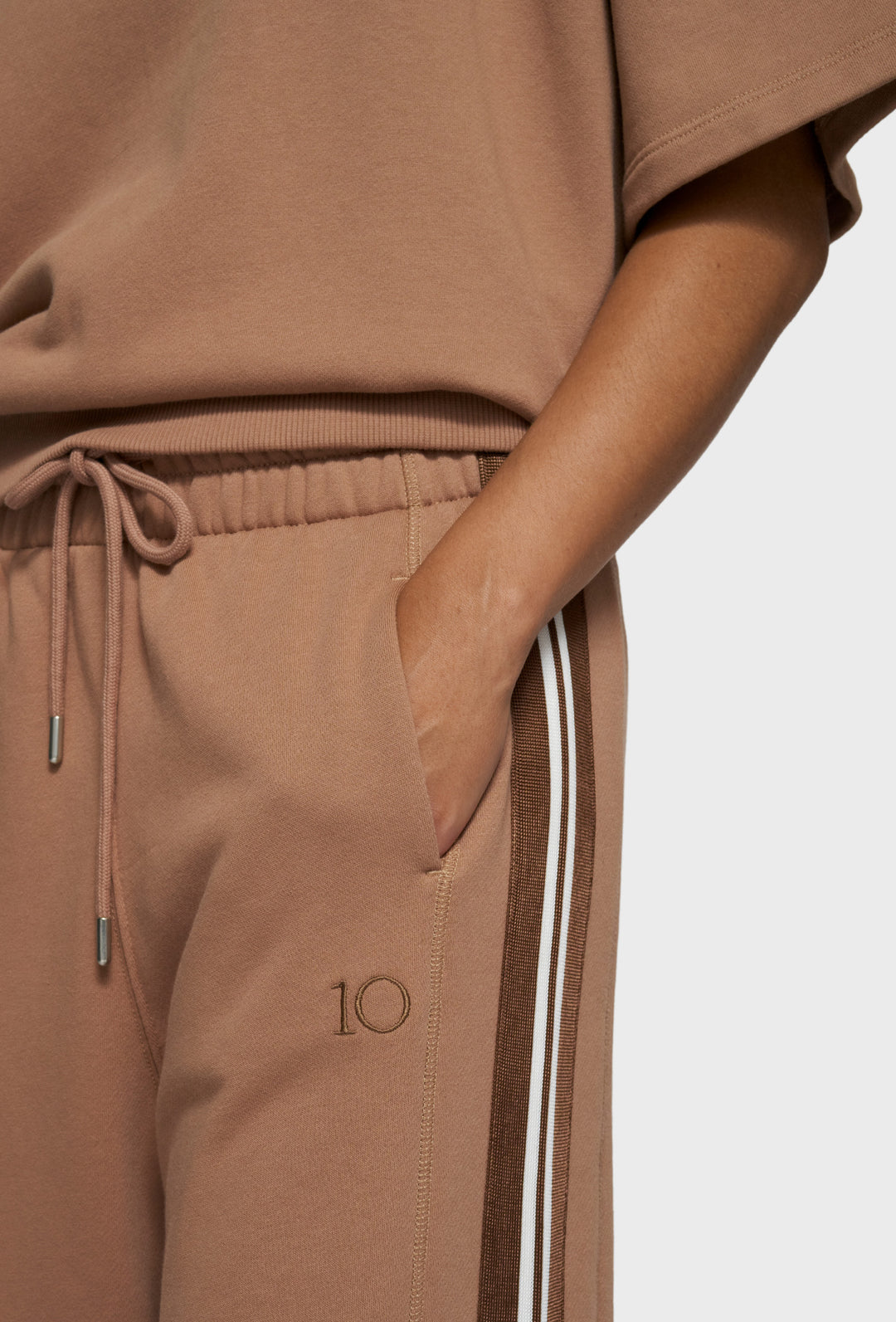 Karmelowy komplet z luźną bluzą i szerokimi spodniami marki 10DAYS