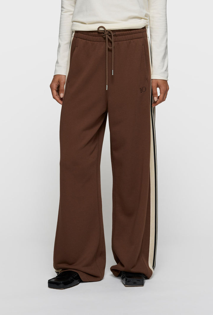 Brązowe szerokie spodnie dresowe z kontrastowymi lampasami