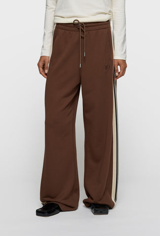 Brązowe szerokie spodnie dresowe z kontrastowymi lampasami