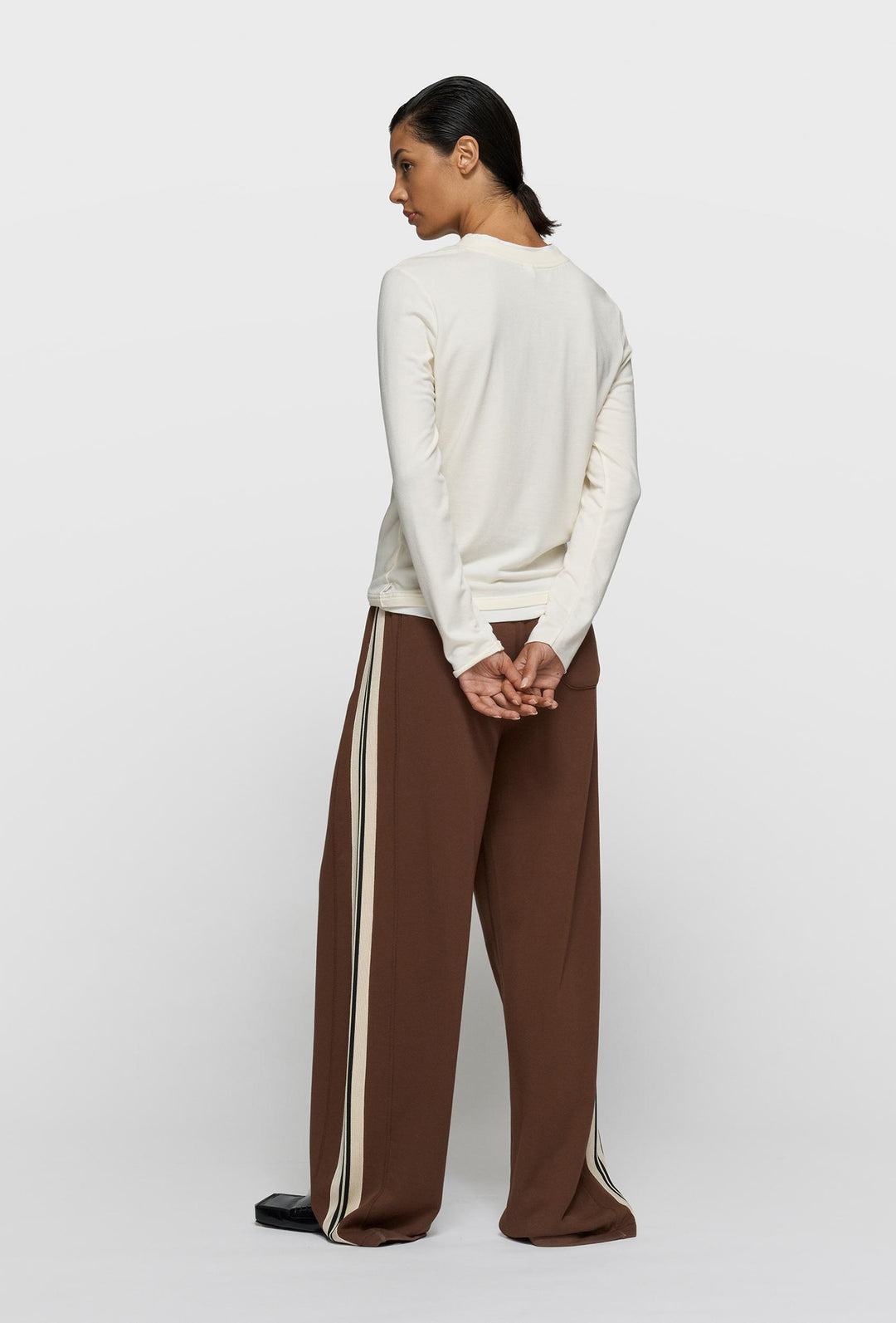 Brązowe szerokie spodnie dresowe z kontrastowymi lampasami