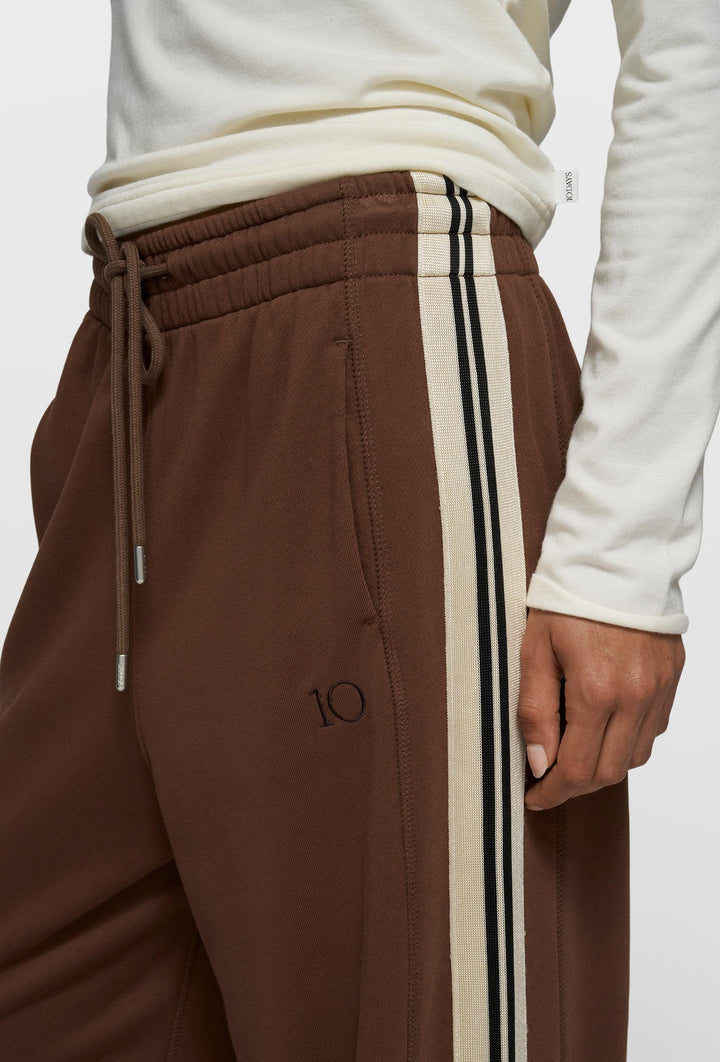 Brązowe szerokie spodnie dresowe z kontrastowymi lampasami