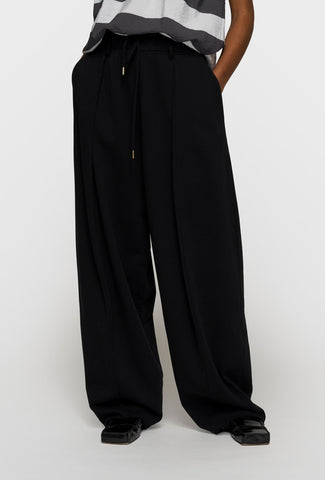 Czarne spodnie palazzo z wysokim stanem