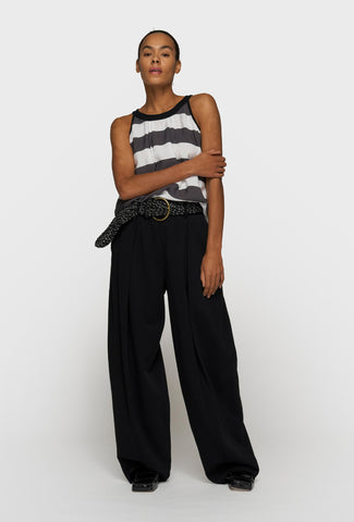 Stylowy czarno-biały zestaw top w paski i szerokie spodnie