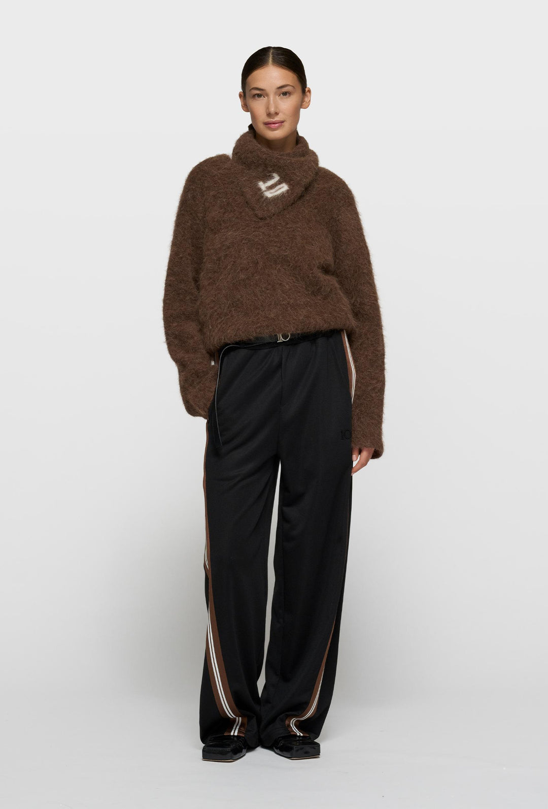 Czarne szerokie spodnie z lampasami w odcieniach brązu