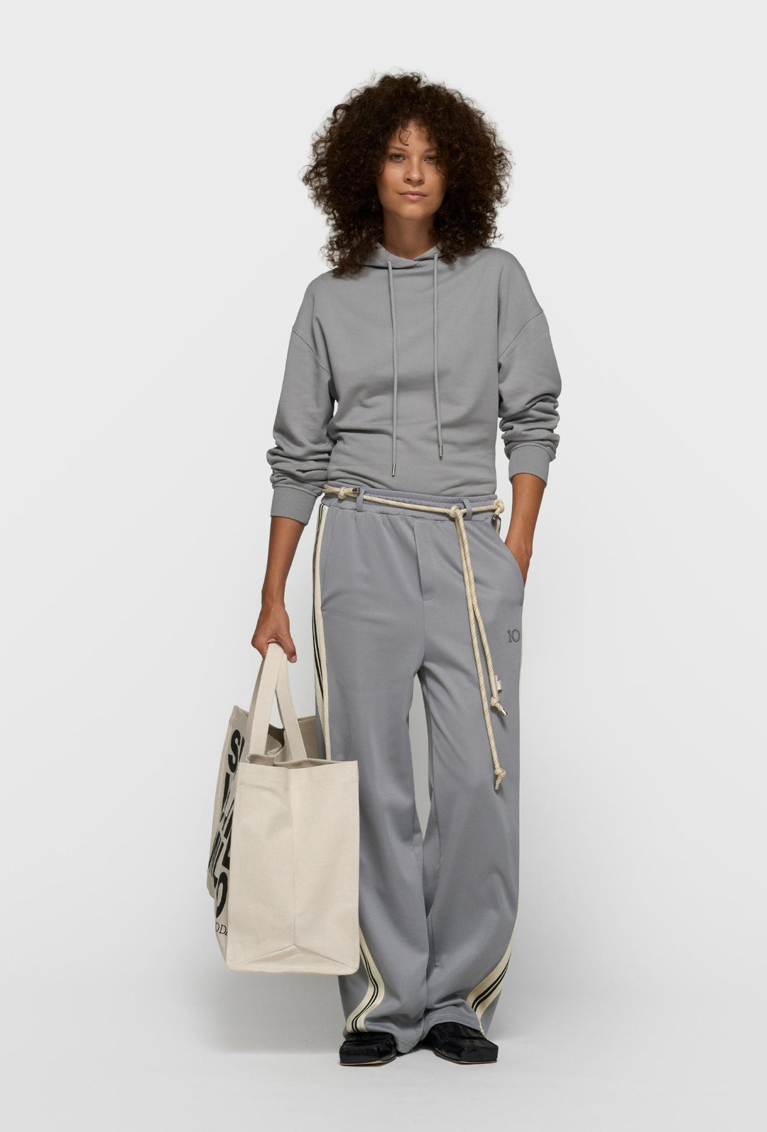 Szare spodnie dresowe wide leg z kontrastowymi lampasami