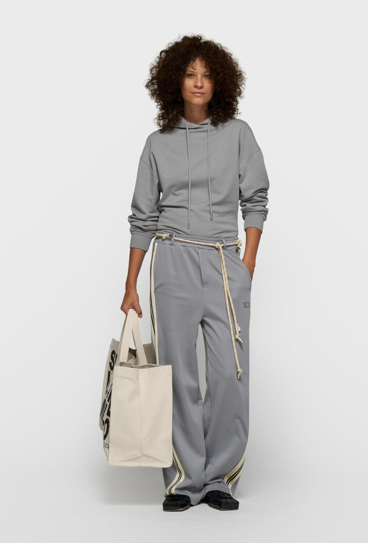 Szare spodnie dresowe wide leg z kontrastowymi lampasami