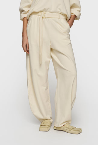 Wygodne spodnie o luźniejszym kroju w kolorze ecru