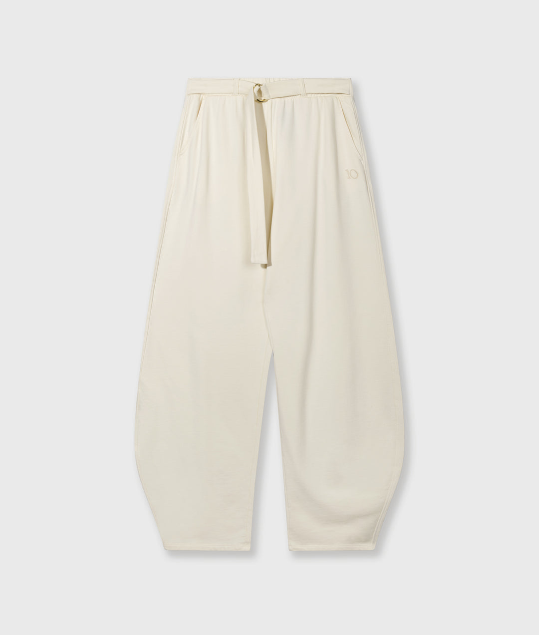 Żółta bluza oversize i kremowe spodnie z paskiem