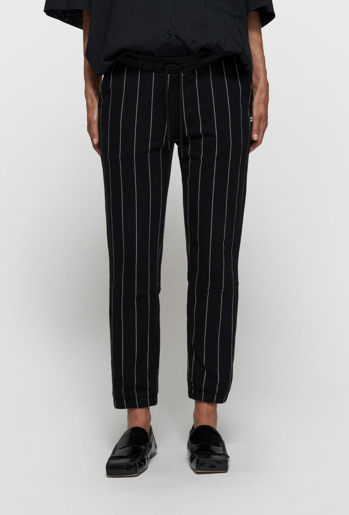 Czarne spodnie dzianinowe w prążek z elastycznym pasem