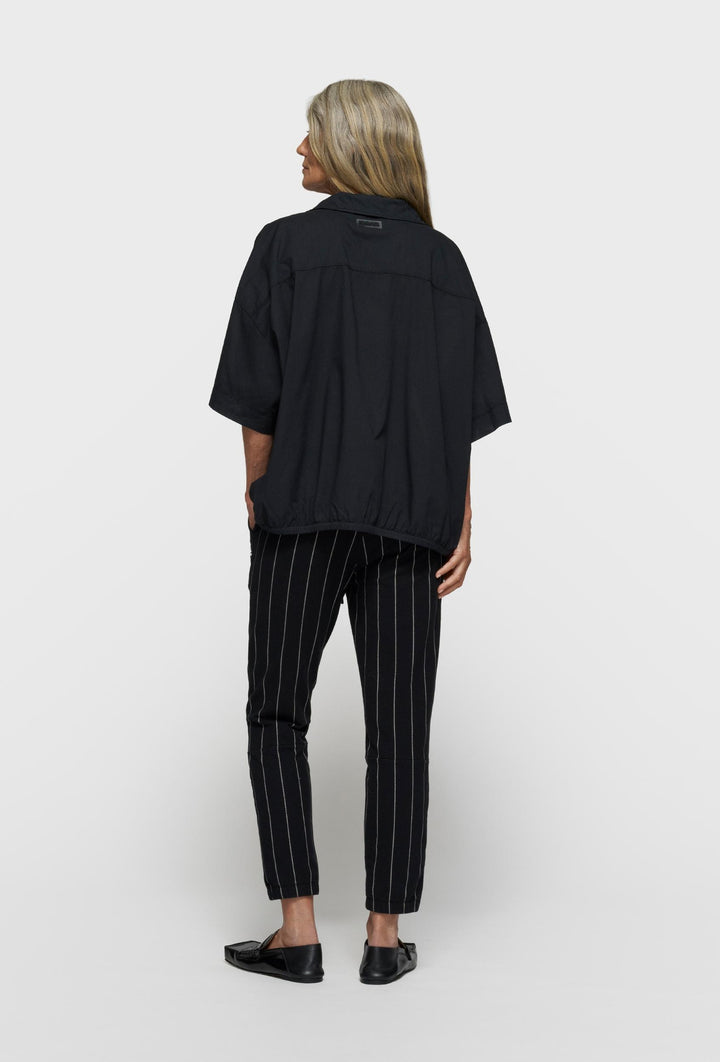 Czarne spodnie dzianinowe w prążek z elastycznym pasem