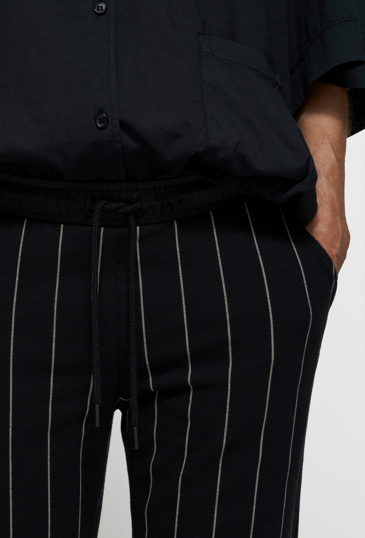 Czarne spodnie dzianinowe w prążek z elastycznym pasem