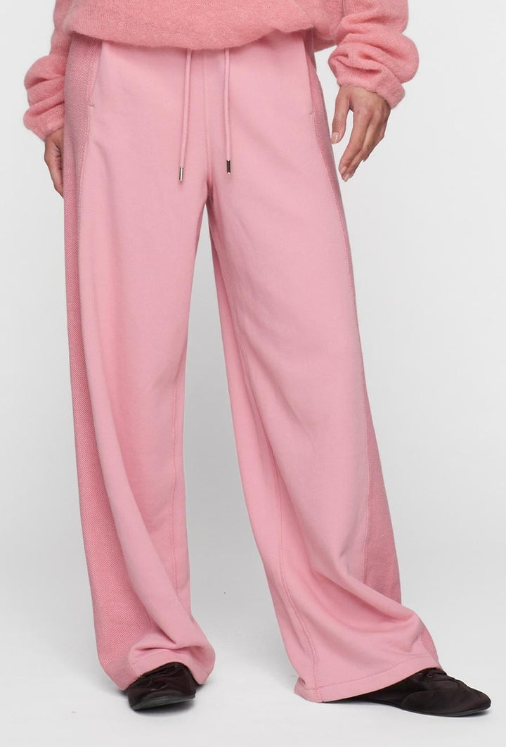 Spodnie dresowe z szeroką nogawką w różowym kolorze
