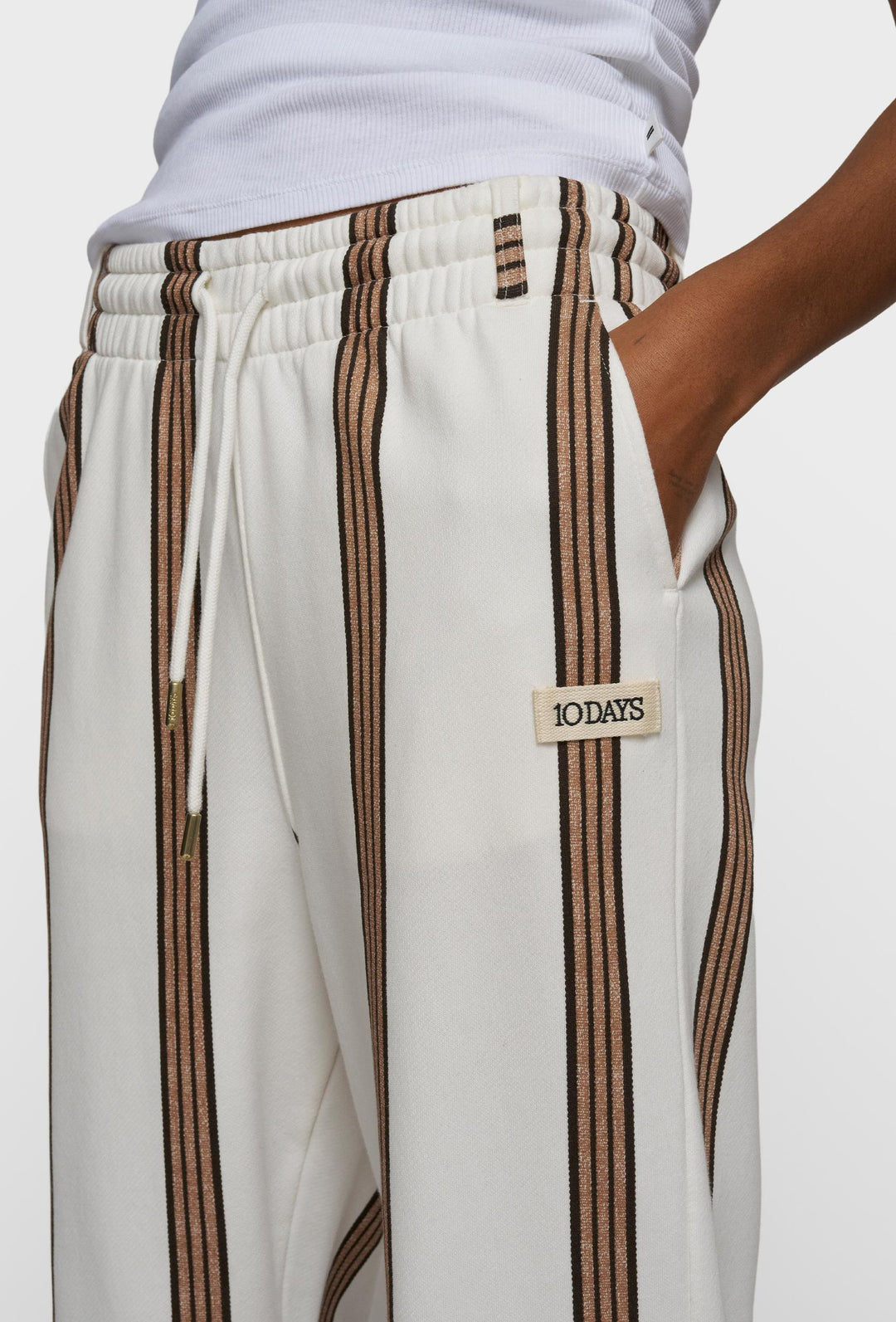 Spodnie dresowe w kolorze beżowym i brązowym