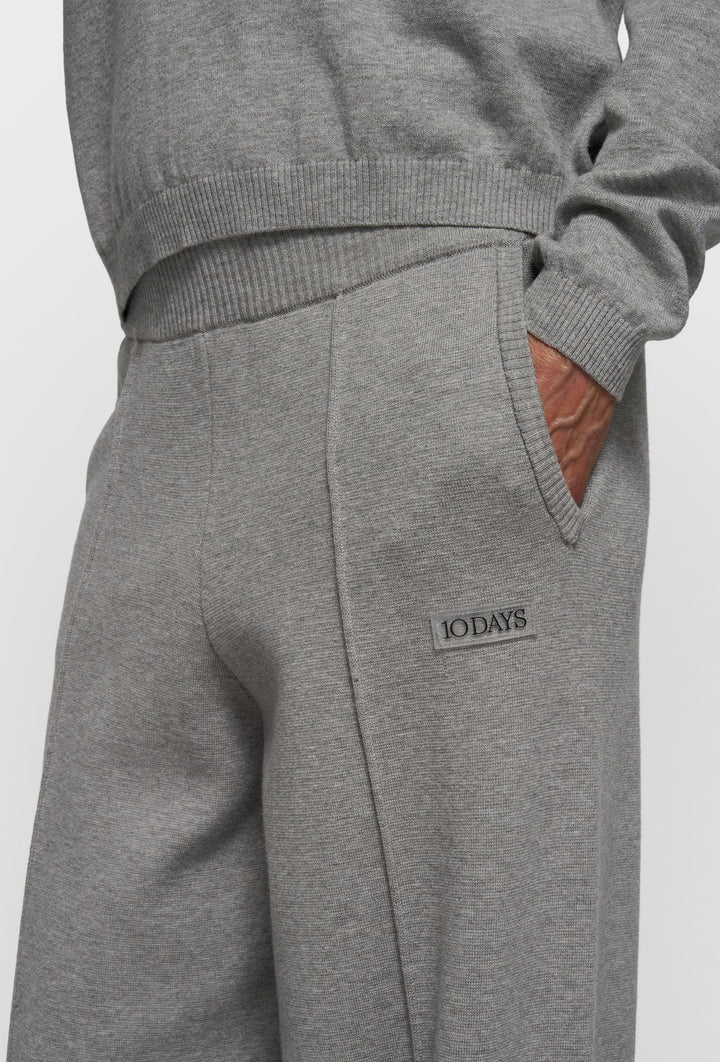 Szary komplet dzianinowy ze swetrem i szerokimi spodniami w stylu soft luxury