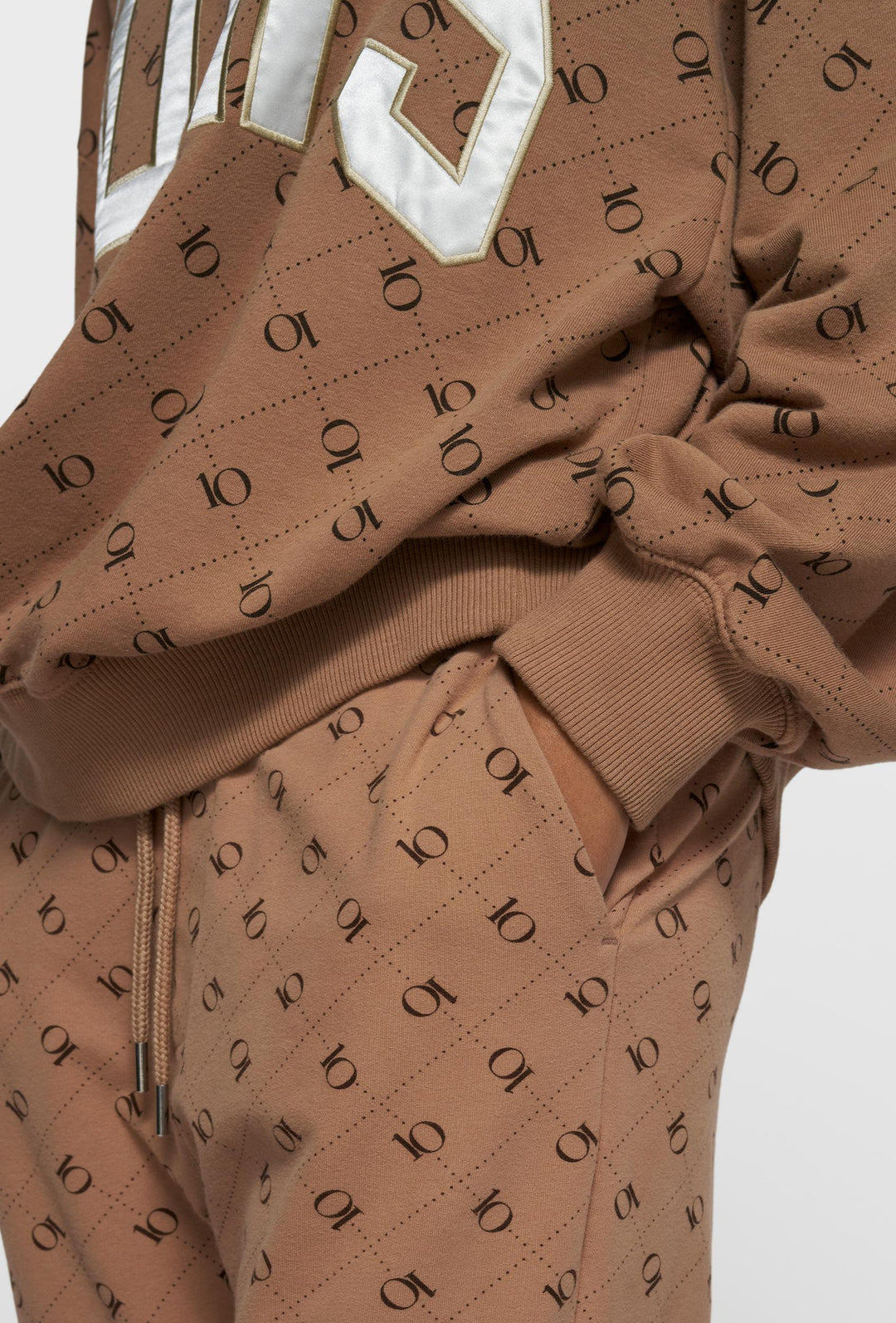 Brązowy komplet dresowy z monogramem 10DAYS