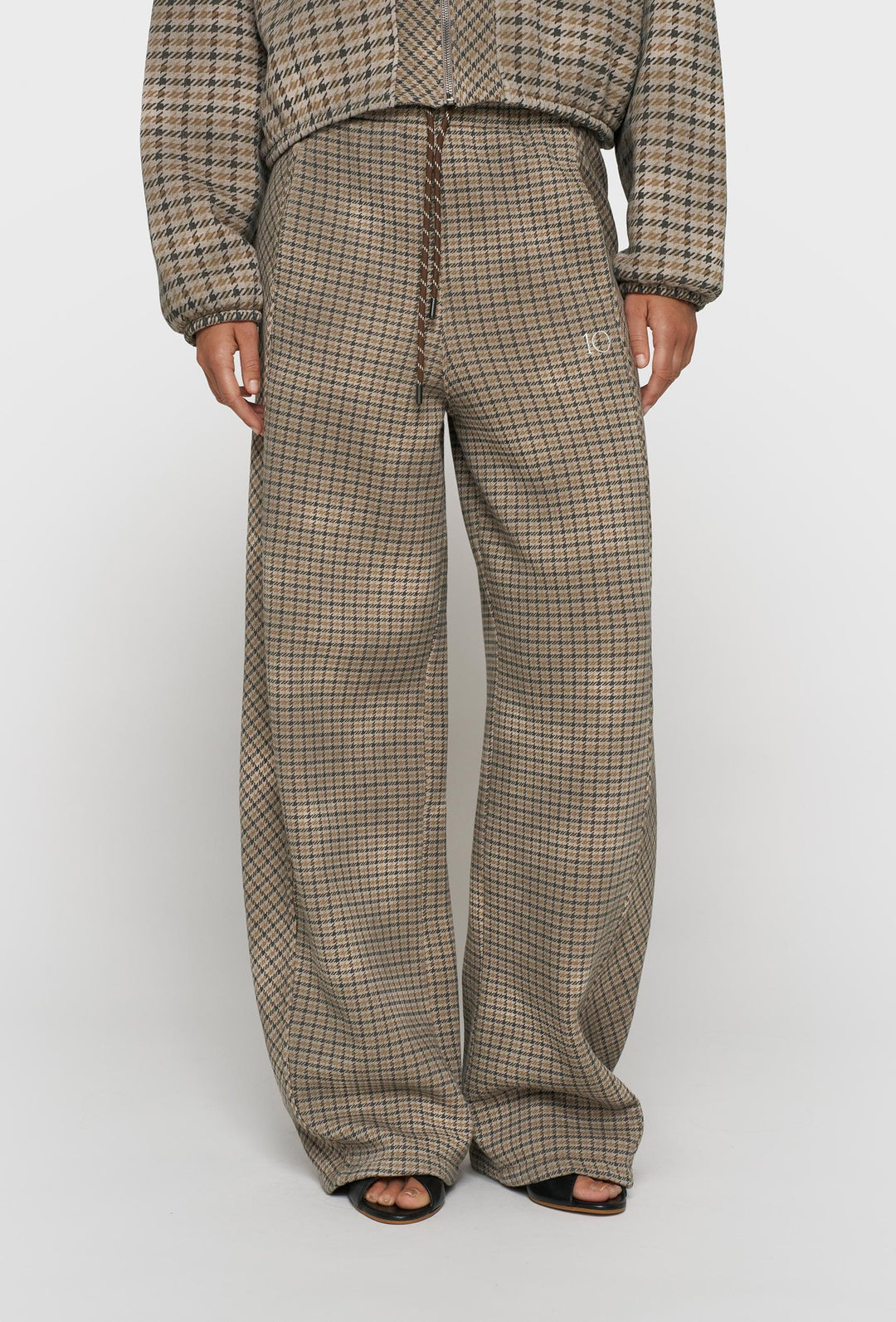 Spodnie w drobną kratę z kieszeniami cargo