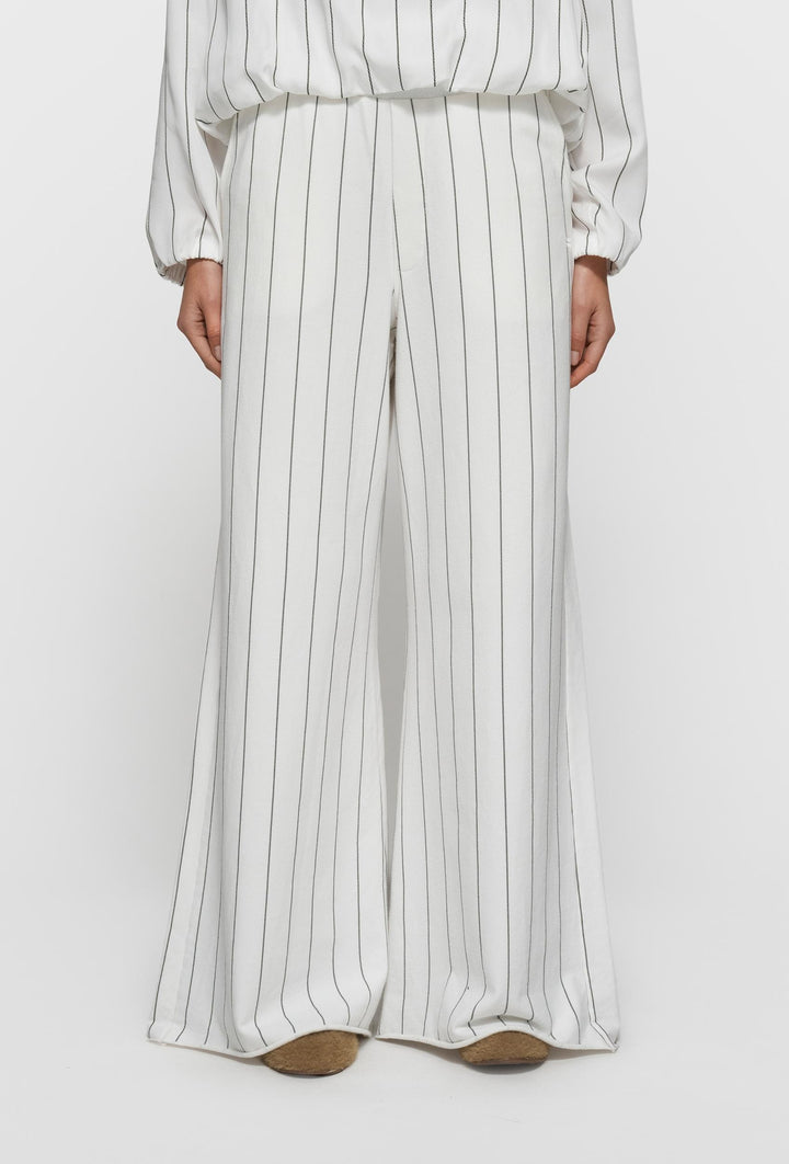 Kremowe spodnie dzianinowe palazzo w pionowy prążek