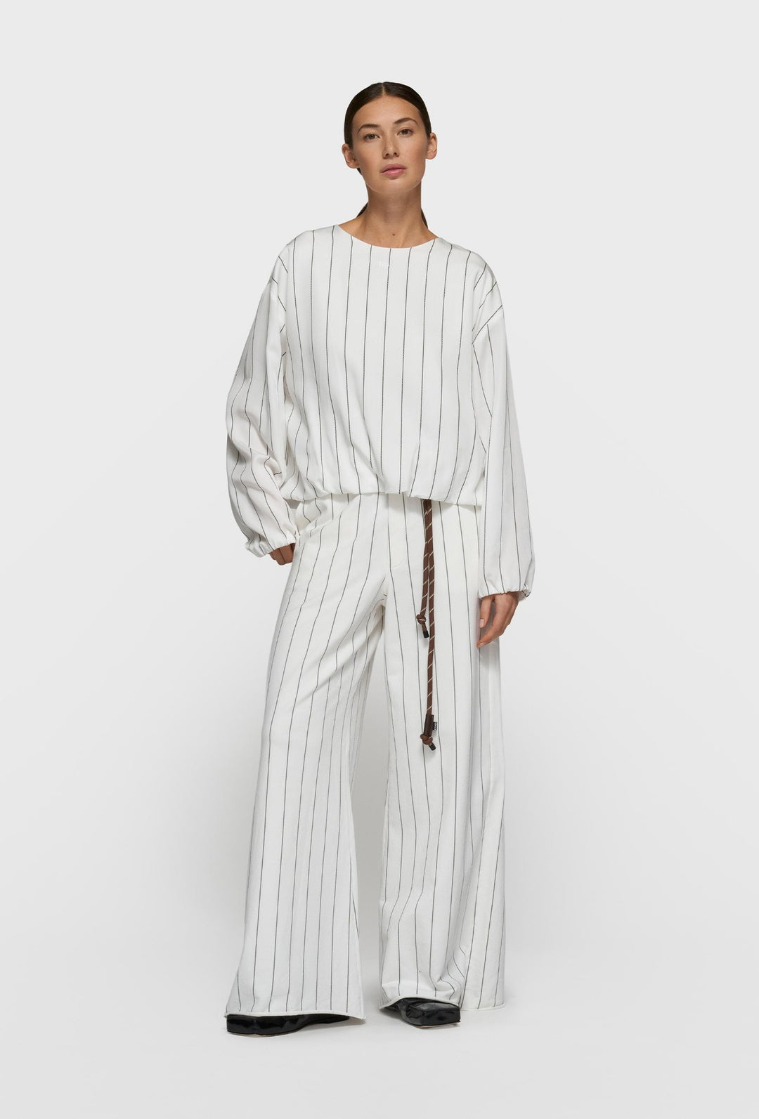 Kremowe spodnie dzianinowe palazzo w pionowy prążek