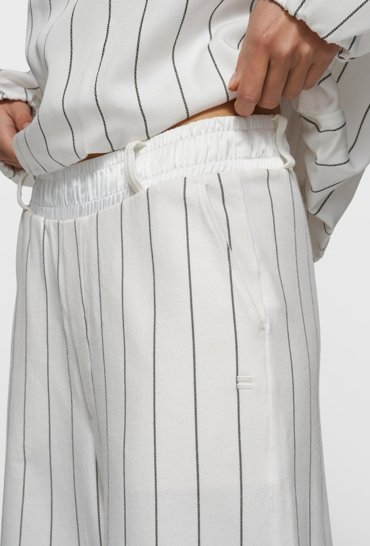 Kremowe spodnie dzianinowe palazzo w pionowy prążek