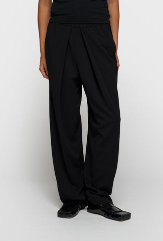 Czarne szerokie spodnie z zakładkami i subtelnymi detalami