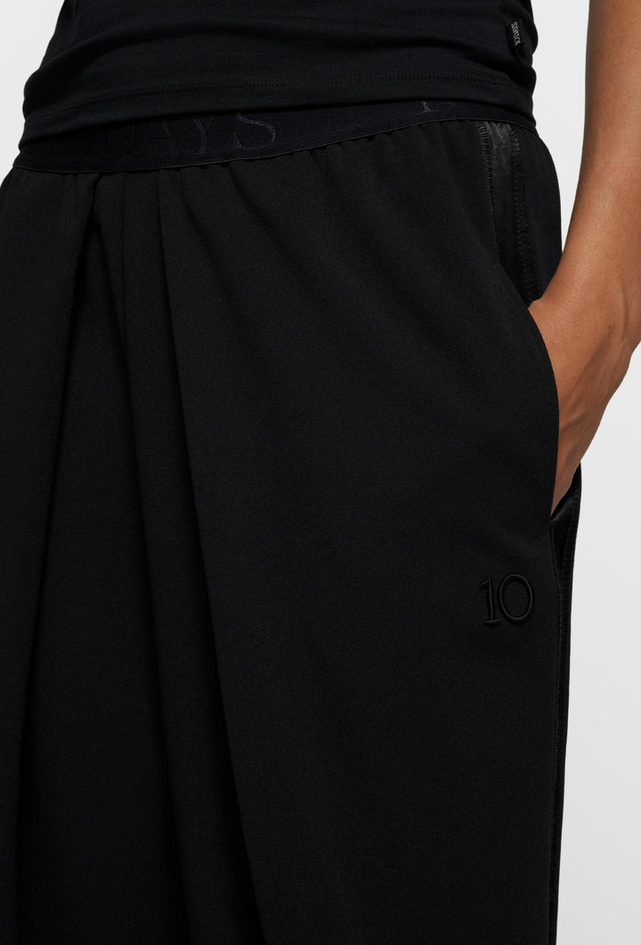 Czarne szerokie spodnie z zakładkami i subtelnymi detalami