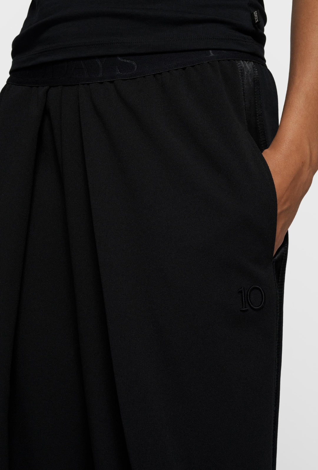 Nowoczesny czarny komplet z krótką marynarką i szerokimi spodniami