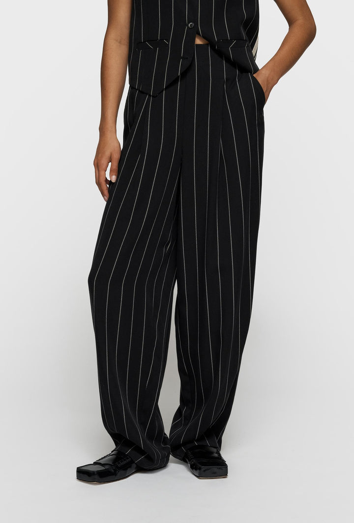 Czarne spodnie garniturowe w prążek o luźnym kroju