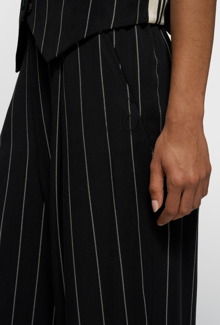 Czarne spodnie garniturowe w prążek o luźnym kroju