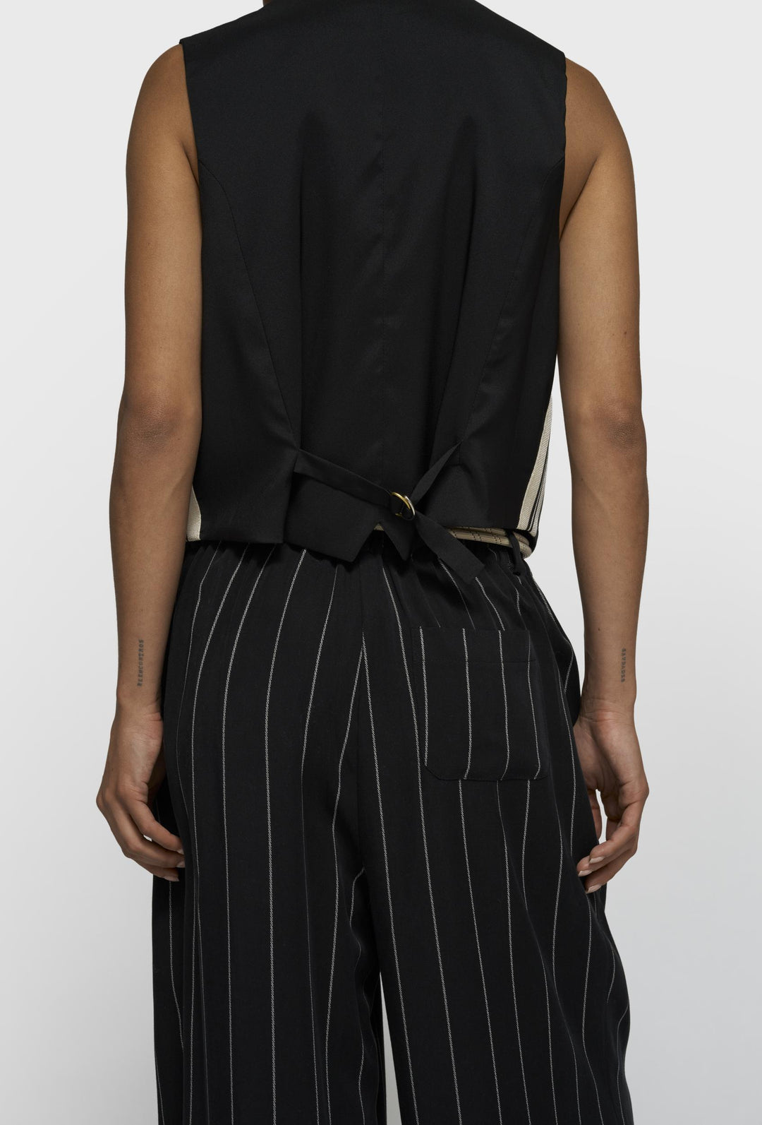 Czarne spodnie garniturowe w prążek o luźnym kroju