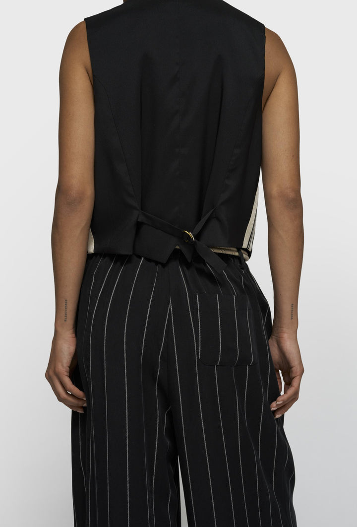 Czarne spodnie garniturowe w prążek o luźnym kroju
